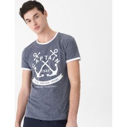 T-shirt z nadrukiem Captain - Granatowy. Niebieskie t-shirty męskie House, s, z nadrukiem, bez kołnierzyka. Za 39,99 zł.