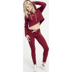 Gym Hero - Bluza Geri. Czerwone bluzy damskie marki Gym Hero, m, z nadrukiem, z dzianiny, bez rękawów, z kapturem. W wyprzedaży za 89,90 zł.