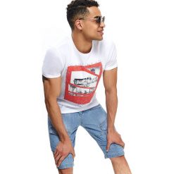 T-shirt z nadrukiem. Białe t-shirty męskie Top Secret, na lato, xxl, z nadrukiem, z bawełny, klasyczne, z klasycznym kołnierzykiem, krótkie. W wyprzedaży za 14,99 zł.