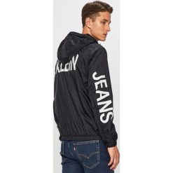 Calvin Klein Jeans - Kurtka. Czerwone płaszcze męskie Calvin Klein Jeans, xl, bez wzorów, z poliesteru, krótkie, z kapturem. W wyprzedaży za 349,90 zł.
