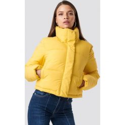 Hannalicious x NA-KD Krótka kurtka ocieplana - Yellow. Żółte kurtki damskie marki Hannalicious x NA-KD, z materiału. Za 323,95 zł.