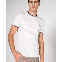 Fred Perry Koszulka Biały. Białe podkoszulki męskie Fred Perry, m, bez wzorów, z bawełny, bez kołnierzyka, z krótkim rękawem, krótkie. Za 223,95 zł.