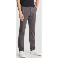 Dopasowe spodnie chino - Szary. Szare spodnie męskie Reserved, m, bez wzorów. Za 89,99 zł.