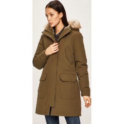 Calvin Klein Jeans - Parka puchowa. Zielone kurtki damskie Calvin Klein Jeans, s, bez wzorów, z bawełny, długie, z kapturem. W wyprzedaży za 1149,00 zł.