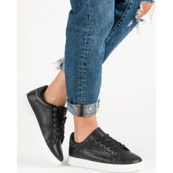 CZARNE BUTY SPORTOWE. Czarne buty sportowe damskie Merg, bez wzorów, bez zapięcia. Za 40,99 zł.