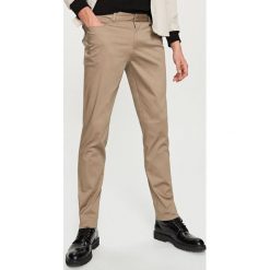 Spodnie slim fit - Brązowy. Pomarańczowe spodnie męskie Reserved, m, bez wzorów. W wyprzedaży za 69,99 zł.