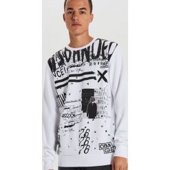 Bluza z napisami - Biały. Białe bluzy męskie Cropp, s, z napisami, bez kołnierzyka, bez rękawów, bez kaptura. Za 79,99 zł.