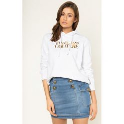 Bluza Versace Jeans Couture B6HVA70E. Białe bluzy damskie Versace Jeans Couture, m, bez wzorów, z bawełny, bez rękawów, bez kaptura. W wyprzedaży za 719,00 zł.