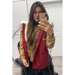 Kamizelka damska JESSY RED/WHITE. Czerwone kamizelki damskie IVET, bez wzorów, z puchu. W wyprzedaży za 49,00 zł.