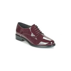 Derby Betty London CAXO. Czerwone półbuty damskie Betty London, bez wzorów, bez obcasa, bez zapięcia. Za 231,80 zł.