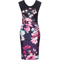 Sukienka w kwiaty bonprix lila-czarny w kwiaty. Fioletowe sukienki damskie bonprix, w kwiaty, bez kołnierzyka, bez rękawów, dopasowane. Za 129,99 zł.