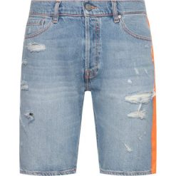 Szorty jeansowe Guess Jackson M02D08 D3ZJ3. Niebieskie spodenki i szorty męskie Guess, m, z aplikacjami, z bawełny. W wyprzedaży za 379,00 zł.