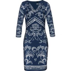 Sukienka shirtowa z nadrukiem bonprix ciemnoniebiesko-biały z nadrukiem. Niebieskie sukienki damskie bonprix, z nadrukiem, bez kołnierzyka, bez rękawów. Za 119,99 zł.