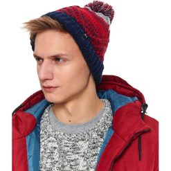 Czapka męska. Czerwone czapki męskie na zimę, w paski, z dzianiny. W wyprzedaży za 29,99 zł.