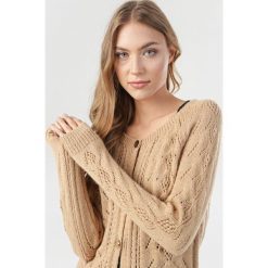 Camelowy Kardigan Vylaith. Brązowe swetry damskie Born2be, uniwersalny, bez wzorów, bez rękawów, bez kaptura. Za 119,99 zł.