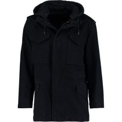 AllSaints CORP Parka black. Czarne płaszcze męskie marki AllSaints, xs, bez wzorów, z bawełny, bez kaptura. W wyprzedaży za 410,70 zł.