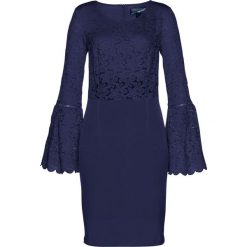 Sukienka koronkowa z efektem shape bonprix ciemnoniebieski. Niebieskie sukienki damskie bonprix, bez wzorów, z koronki, eleganckie, bez kołnierzyka, bez rękawów. Za 219,99 zł.