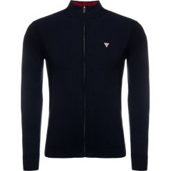 Sweter Guess M93R39 Z0990. Niebieskie swetry męskie Guess, m, z aplikacjami, z bawełny, klasyczne, z klasycznym kołnierzykiem, bez kaptura. W wyprzedaży za 259,00 zł.