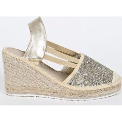 Marco Tozzi - Espadryle. Brązowe koturny damskie Marco Tozzi, bez wzorów, z materiału, bez obcasa, na obcasie. W wyprzedaży za 89,90 zł.