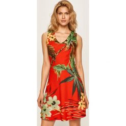 Desigual - Sukienka. Czerwone sukienki damskie Desigual, na co dzień, s, bez wzorów, z bawełny, casualowe, bez kołnierzyka, bez rękawów, mini, rozkloszowane. Za 349,90 zł.