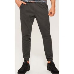 Materiałowe joggery - Szary. Szare joggery męskie marki House, s, z tkaniny. Za 99,99 zł.