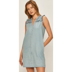 Pepe Jeans - Sukienka jeansowa Lura. Niebieskie sukienki damskie Pepe Jeans, na co dzień, s, z haftami, z bawełny, casualowe, bez kołnierzyka, bez rękawów, mini, proste. W wyprzedaży za 189,90 zł.