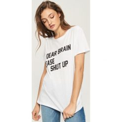 T-shirt z napisem - Biały. Białe t-shirty damskie Sinsay, l, z napisami. W wyprzedaży za 14,99 zł.
