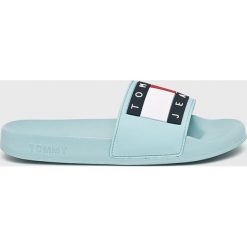 Tommy Jeans - Klapki Flag Pool Slide. Różowe klapki damskie Tommy Jeans, bez wzorów, z jeansu, bez obcasa, na obcasie. Za 229,90 zł.