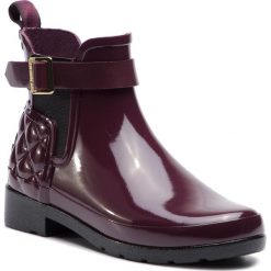 Kalosze HUNTER - Refined Gloss Quilt Chelsea WFS1032RGL Oxblood. Czerwone kalosze damskie Hunter, z tworzywa sztucznego, klasyczne, bez obcasa, bez zapięcia. Za 619,00 zł.