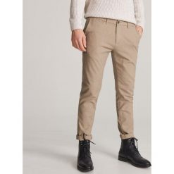 Dopasowane spodnie chino - Beżowy. Brązowe spodnie męskie Reserved, m, bez wzorów. Za 129,99 zł.