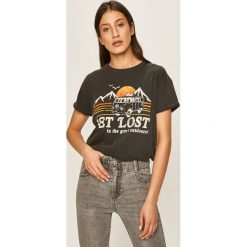 Answear - T-shirt. Czarne topy damskie ANSWEAR, s, z nadrukiem, z bawełny, z okrągłym kołnierzem. Za 59,90 zł.