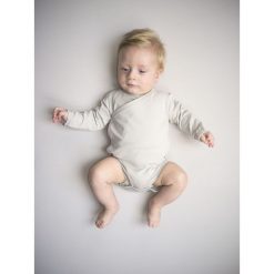 Body kimono z długim rękawem Szara Mysza 56. Szare body niemowlęce NANAF ORGANIC, bez wzorów, z długim rękawem. Za 43,99 zł.