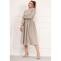 Sukienka midi rozkloszowana ze stójką. Sukienki damskie e-margeritka.pl, m, z aplikacjami, z elastanu, eleganckie, ze stójką, z długim rękawem, długie, midi, rozkloszowane. Za 224,99 zł.