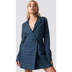NA-KD Trend Marynarka sukienka w kratkę - Blue. Białe sukienki na komunię marki NA-KD Trend, w paski, z poliesteru, z klasycznym kołnierzykiem, midi. Za 323,95 zł.