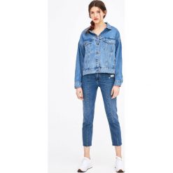 Jeansy z przeszyciami z przodu. Niebieskie jeansy damskie Pull&Bear. Za 139,00 zł.