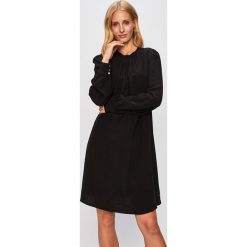 Calvin Klein Jeans - Sukienka. Czarne sukienki damskie Calvin Klein Jeans, na co dzień, s, bez wzorów, z poliesteru, casualowe, z okrągłym kołnierzem, z długim rękawem, długie, maxi, proste. W wyprzedaży za 319,90 zł.