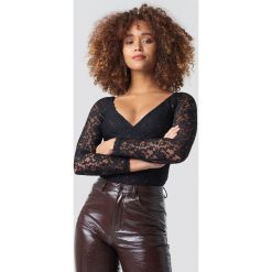 NA-KD Party Overlap Lace Top - Black. Czarne topy damskie marki NA-KD Party, bez wzorów, z koronki, bez kołnierzyka. Za 121,95 zł.