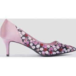 NA-KD Shoes Satynowe czółenka na średnim obcasie - Pink,Multicolor. Różowe buty ślubne damskie NA-KD Shoes, z satyny, na średnim obcasie, na obcasie. W wyprzedaży za 42,59 zł.