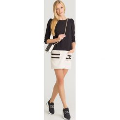 SUKIENKA Elisabetta Franchi. Czarne sukienki damskie Elisabetta Franchi, na co dzień, bez wzorów, z okrągłym kołnierzem, bez rękawów, mini, proste. Za 1519,00 zł.