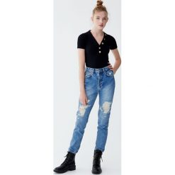 Jeansy mom fit z wysokim stanem i przetarciami. Niebieskie jeansy damskie z wysokim stanem marki Pull&Bear, z jeansu. Za 109,00 zł.