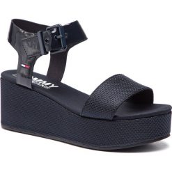 Sandały TOMMY JEANS - Material Mix Flatform Sandal EN0EN00561 Midnight 403. Niebieskie klapki damskie Tommy Jeans, bez wzorów, z jeansu, bez obcasa, na obcasie. Za 399,00 zł.