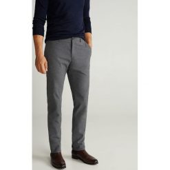 Mango Man - Spodnie Brest6. Niebieskie spodnie męskie Mango Man, bez wzorów, z elastanu. W wyprzedaży za 159,90 zł.
