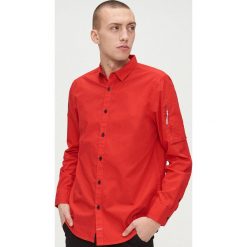 Koszula z kieszenią - Czerwony. Czerwone koszule męskie Cropp, s, bez wzorów, bez kołnierzyka, bez rękawów. W wyprzedaży za 49,99 zł.
