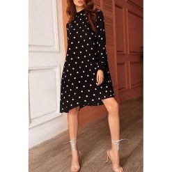 Sukienka FONITA. Czarne sukienki damskie IVET, bez wzorów, z materiału, eleganckie, bez kołnierzyka, z krótkim rękawem, krótkie, mini. W wyprzedaży za 69,00 zł.