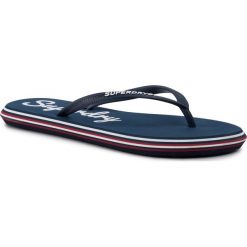 Japonki SUPERDRY - Rainbow Sleek Flip Flop WF300009A Navy 11S. Niebieskie klapki damskie Superdry, bez wzorów, z tworzywa sztucznego, bez obcasa. Za 109,00 zł.