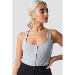 NA-KD Trend Ribbed Cropped Button Top - Grey. Szare topy damskie marki NA-KD Trend, bez wzorów, prążkowane, bez kołnierzyka. Za 80,95 zł.