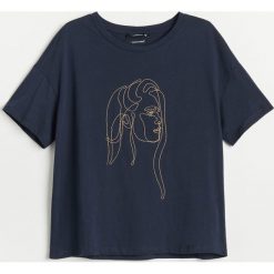 Bawełniany t-shirt z aplikacją -. T-shirty damskie Reserved, s, z aplikacjami, z bawełny, bez kołnierzyka. Za 59,99 zł.