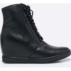 Gino Rossi - Botki. Czarne buty zimowe damskie marki Gino Rossi, z materiału, z okrągłym noskiem, na koturnie, na sznurówki. W wyprzedaży za 309,90 zł.