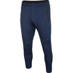 Spodnie treningowe męskie SPMTR202 - ciemny granat. Niebieskie spodnie męskie 4f, m, bez wzorów, z dzianiny, sportowe. Za 159,99 zł.