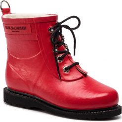 Kalosze ILSE JACOBSEN - RUB2 Deep Red 303. Czerwone kalosze damskie marki Ilse Jacobsen, na imprezę, z tworzywa sztucznego, klasyczne, bez obcasa, bez zapięcia. W wyprzedaży za 379,00 zł.